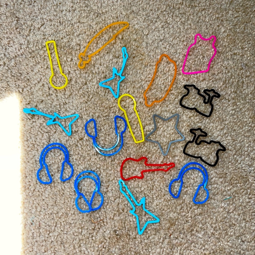 16 Assorted Silly Bandz